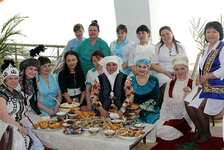 Богатый казахский дастархан накрыли в честь весеннего праздника сотрудники родильного отделения перинатального центра. Молодые и опытные доктора, акушерки и младшие медицинские работники представляли традиционные праздничные блюда - наурыз-коже, бесбармак, баурсаки и восточные сладости.