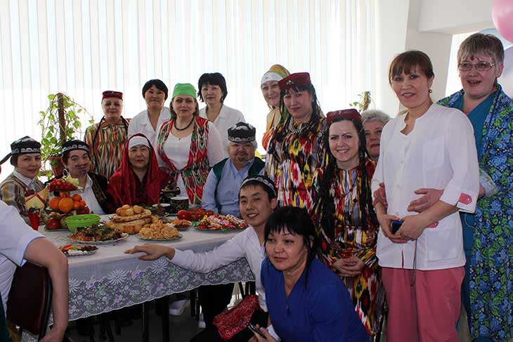 Самым шумным и многочисленным был на празднике узбекский стол консультативно-диагностического отделения, а зажигательный национальный танец и настоящий восточный плов поднимали настроение даже самым суровым членам жюри!
