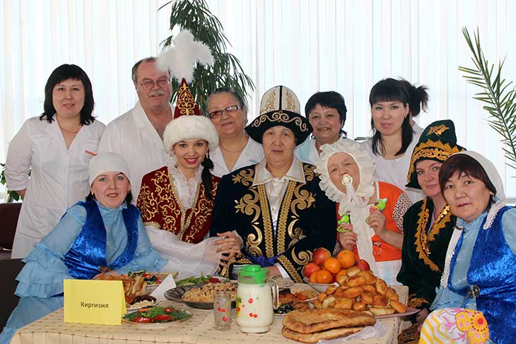 Знанием традиций киргизского народа отличаются сотрудники отделения патологии беременных. На фото - доктора, акушерки и младшие медицинские работники за праздничным дастарханом.